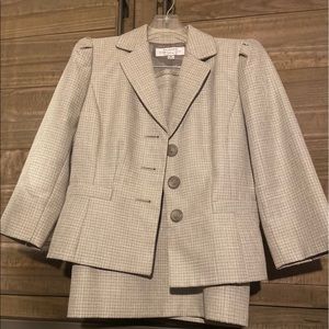 Tahari Skirt Suit Size 4P